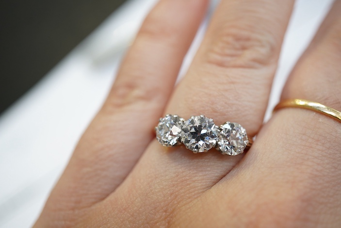 An attractive three-stone diamond ring, early 20th century